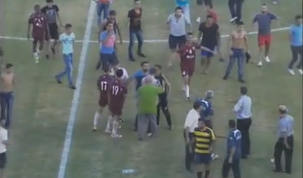 جماهير النجمة تقتحم أرض الملعب وتحاول الإعتداء على لاعبي العهد جماهير النجمة تقتحم أرض الملعب وتحاول الإعتداء على لاعبي العهد