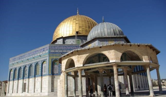 المستوطنون اعتلوا سطح مسجد قبة الصخرة بعد اقتحام باحات المسجد الأقصى المستوطنون اعتلوا سطح مسجد قبة الصخرة بعد اقتحام باحات المسجد الأقصى