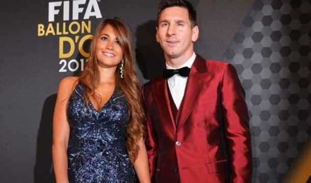ميسي مع صديقته مرتدياً بذته الحمراء ميسي مع صديقته مرتدياً بذته الحمراء