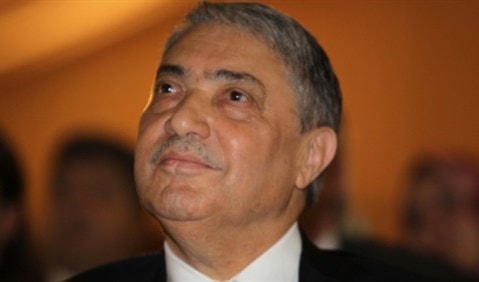 ويعدّ بن فليس زعيم حزب الاغلبية السابق والغريم التقليدي لبوتفليقة ويعدّ بن فليس زعيم حزب الاغلبية السابق والغريم التقليدي لبوتفليقة