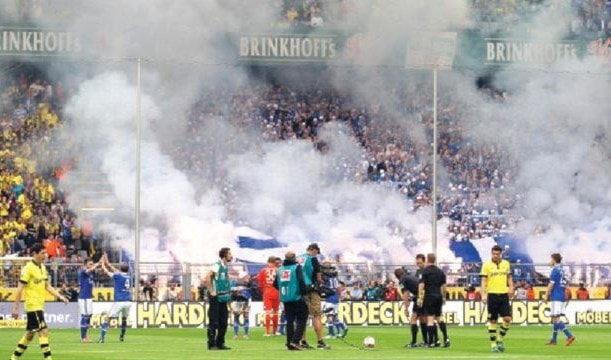 شالكة يمنع بعض جماهير دورتموند من دخول ملعب فيلتينس أرينا شالكة يمنع بعض جماهير دورتموند من دخول ملعب فيلتينس أرينا