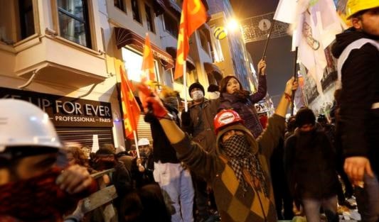 صورة من تظاهرة ضد حكومة أردوغان بسبب الفساد صورة من تظاهرة ضد حكومة أردوغان بسبب الفساد