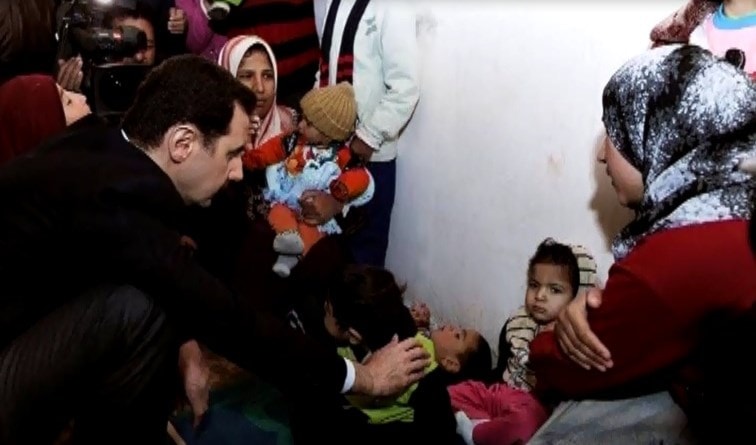 الأسد متفقداً النازحين في أحد مراكز الإيواء في عدرا الأسد متفقداً النازحين في أحد مراكز الإيواء في عدرا