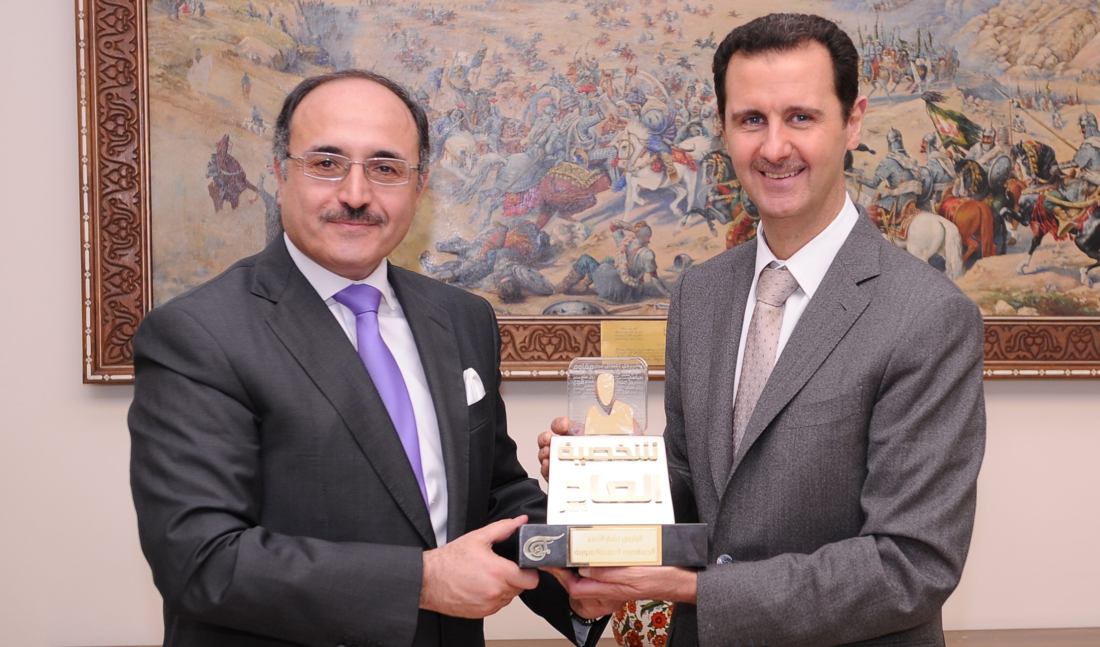 الأسد متسلماً جائزة شخصية العام من بن جدو الأسد متسلماً جائزة شخصية العام من بن جدو