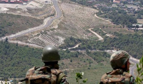 صورة تداولها ناشطون لجنديين من الجيش السوري في بلدة كسب صورة تداولها ناشطون لجنديين من الجيش السوري في بلدة كسب