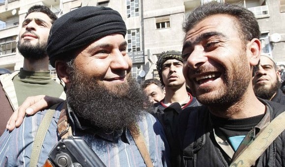 من المصالحة التي تمت في بيت سحم تجمع عنصراً من الجيش السوري وأحد قادة الجيش الحر من المصالحة التي تمت في بيت سحم تجمع عنصراً من الجيش السوري وأحد قادة الجيش الحر