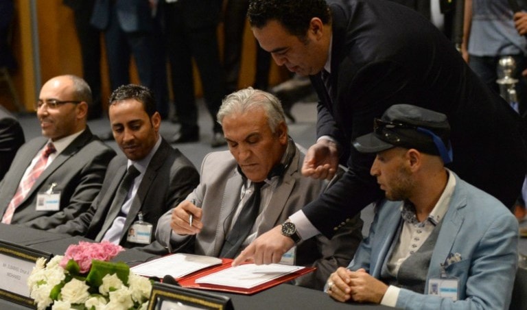 وفد من حكومة طبرق خلال التوقيع على اتفاق برعاية الأمم المتحدة في المغرب بتاريخ 11 تموز يوليو 2015 (أ ف ب) وفد من حكومة طبرق خلال التوقيع على اتفاق برعاية الأمم المتحدة في المغرب بتاريخ 11 تموز يوليو 2015 (أ ف ب)