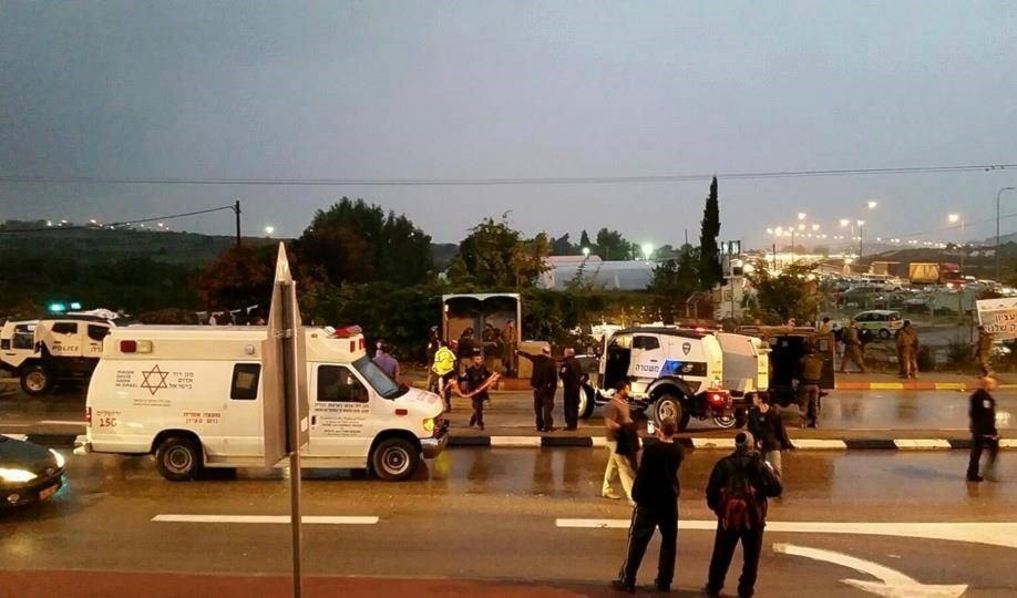 أنباء عن استشهاد الشاب الفلسطيني الذي نفّذ عملية الطعن في غوس عيتسون أنباء عن استشهاد الشاب الفلسطيني الذي نفّذ عملية الطعن في غوس عيتسون