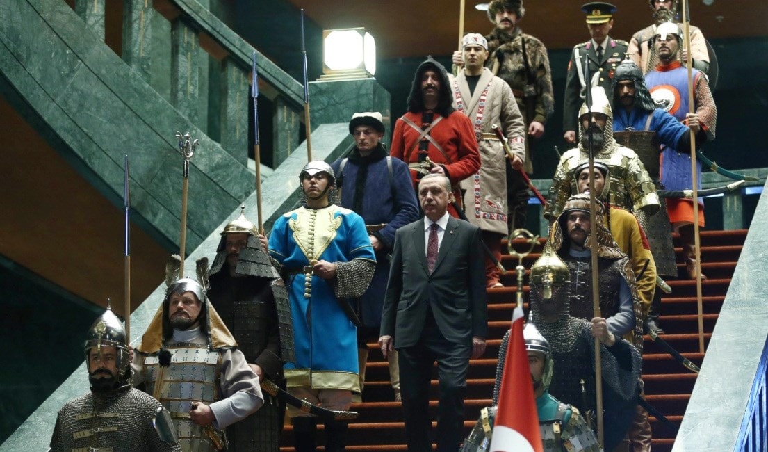 أردوغان وجنود يمثلون الحقبات المختلفة للسلطنة العثمانية أردوغان وجنود يمثلون الحقبات المختلفة للسلطنة العثمانية