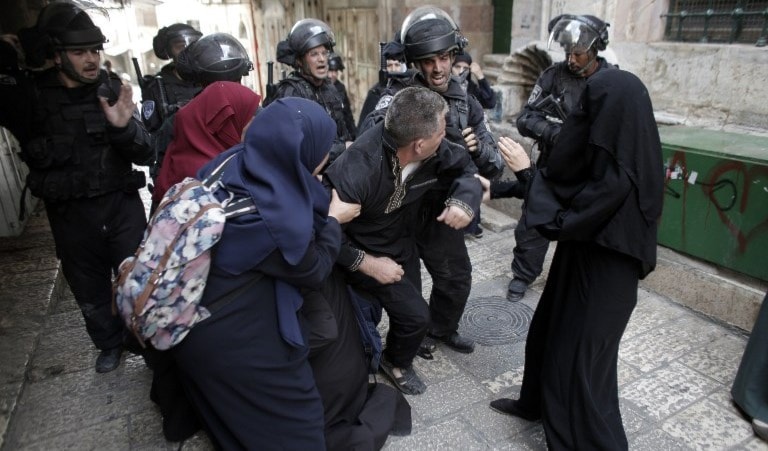 وسائل اعلام إسرائيلية تحدثت عن أن الجيش الإسرائيلي اعتقل 13 فلسطينياً في الضفة الغربية الليلة الماضية (أ ف ب). وسائل اعلام إسرائيلية تحدثت عن أن الجيش الإسرائيلي اعتقل 13 فلسطينياً في الضفة الغربية الليلة الماضية (أ ف ب).