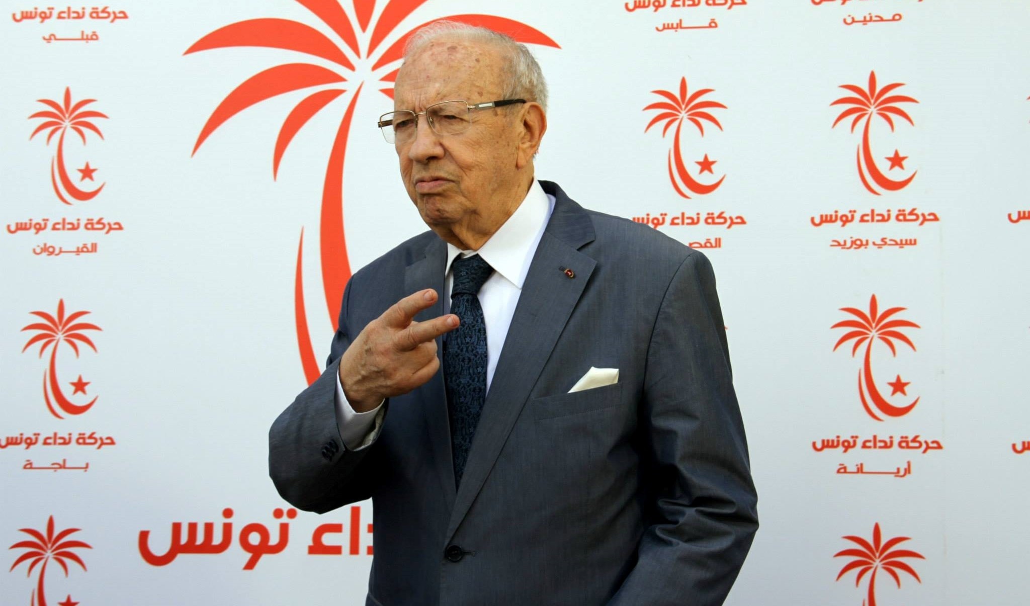 "نداء تونس" فوّضت المكتب التنفيذي لجنة الثلاثة عشر بالصلاحيات الكاملة "نداء تونس" فوّضت المكتب التنفيذي لجنة الثلاثة عشر بالصلاحيات الكاملة