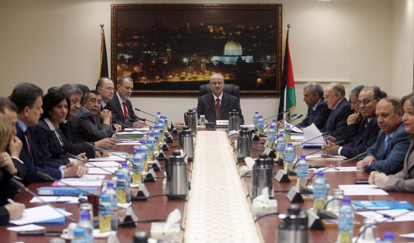 الحكومة الفلسطينية: اسرائيل تجاوزت كل الخطوط الحمراء الحكومة الفلسطينية: اسرائيل تجاوزت كل الخطوط الحمراء