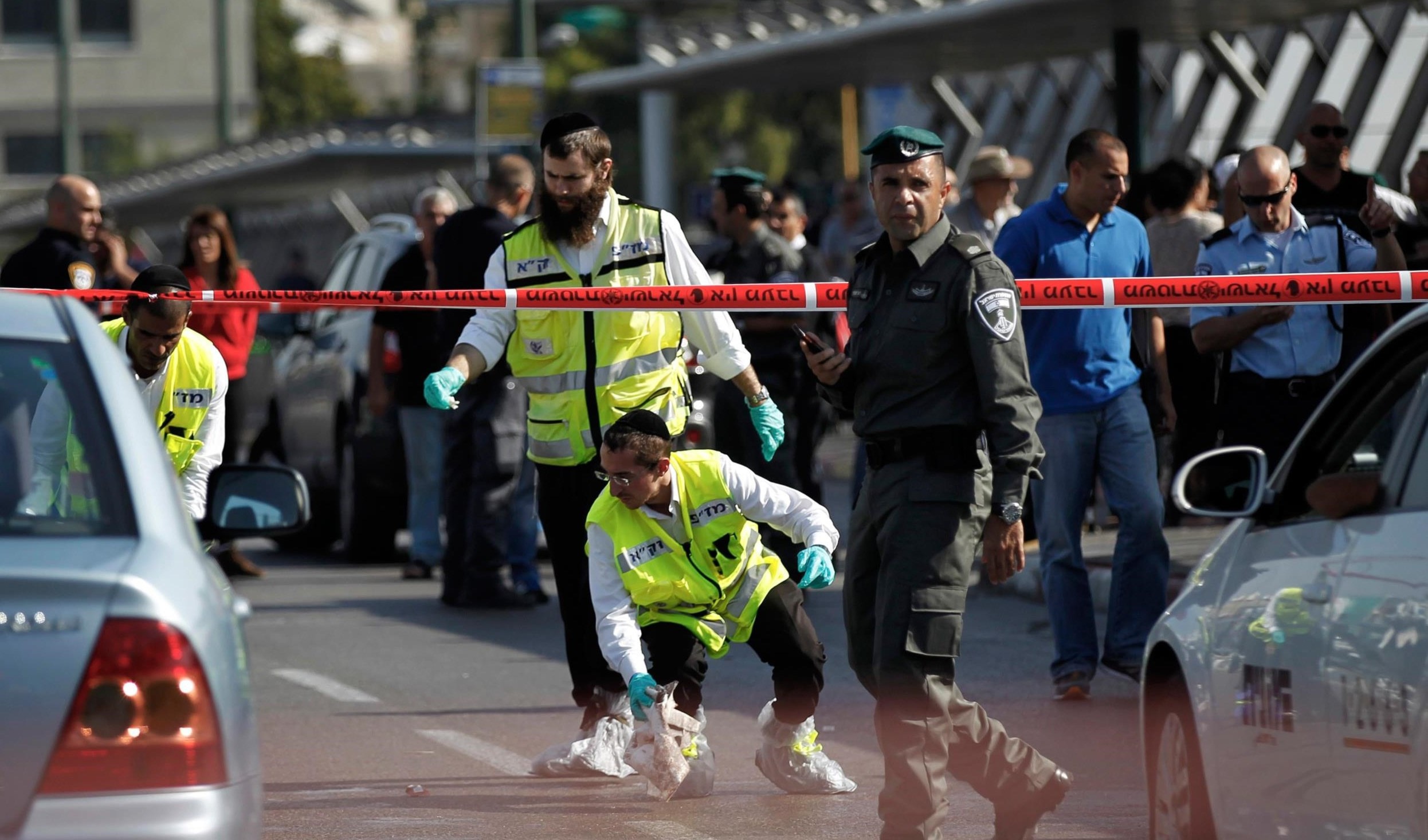 أطلقت قوات الاحتلال النار على المنفذ ما ادى إلى إصابته بجروح أطلقت قوات الاحتلال النار على المنفذ ما ادى إلى إصابته بجروح