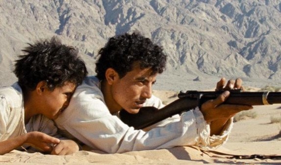 شقيق ذيب يعمل على توعيته وتدريبه يومياً على إطلاق النار والقتال الفردي شقيق ذيب يعمل على توعيته وتدريبه يومياً على إطلاق النار والقتال الفردي