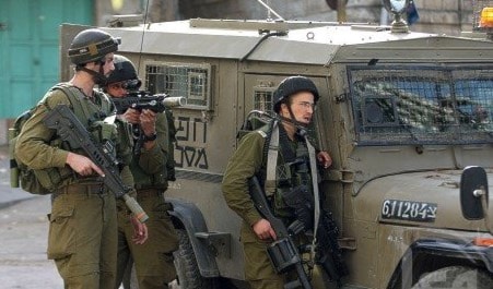 قوات الإحتلال الإسرائيلي أطلقت الرصاص الحيّ بشكل مكثف على الفلسطينيين قوات الإحتلال الإسرائيلي أطلقت الرصاص الحيّ بشكل مكثف على الفلسطينيين