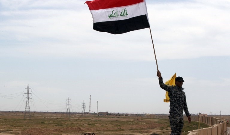 الجيش وقوات الحشد الشعبي يعمل على تفكيك العبوات الناسفة داخل تكريت (أ ف ب) الجيش وقوات الحشد الشعبي يعمل على تفكيك العبوات الناسفة داخل تكريت (أ ف ب)