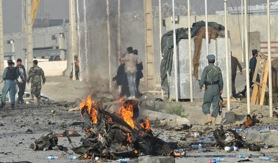 الهجوم الإنتحاري وقع بالتزامن مع توجه متظاهرين إلى منزل حاكم الولاية الهجوم الإنتحاري وقع بالتزامن مع توجه متظاهرين إلى منزل حاكم الولاية