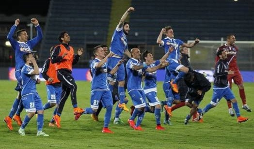فرحة لاعبي إمبولي بالفوز فرحة لاعبي إمبولي بالفوز