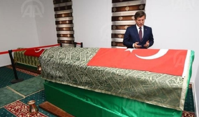 أوغلو زار الضريح بعد نقل الرفاة من موقعه القديم إلى قرية أشمة أوغلو زار الضريح بعد نقل الرفاة من موقعه القديم إلى قرية أشمة
