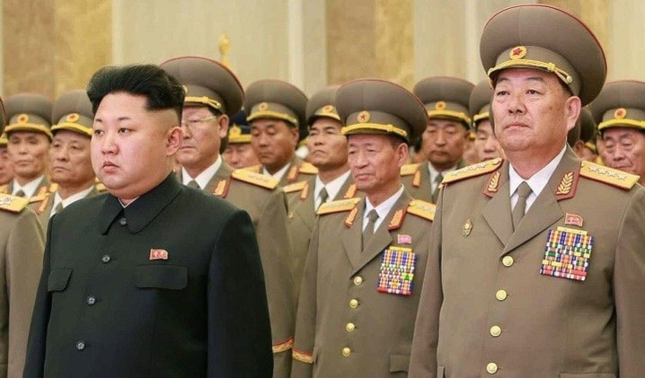 وزير الدفاع الكوري يظهر إلى جانب الزعيم الكوري كيم جونغ أون وزير الدفاع الكوري يظهر إلى جانب الزعيم الكوري كيم جونغ أون