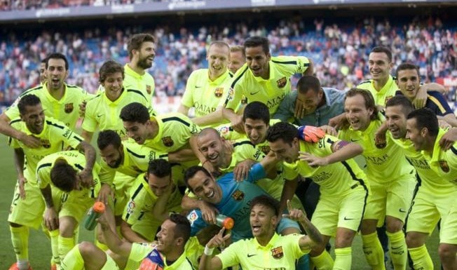 لاعبو برشلونة يحتفلون باللقب عقب نهاية المباراة أمام أتلتيكو مدريد لاعبو برشلونة يحتفلون باللقب عقب نهاية المباراة أمام أتلتيكو مدريد