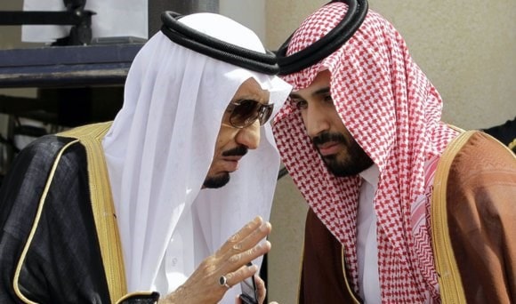 الملك السعودي سلمان بن عبدالعزيز مع ابنه محمد وزير الدفاع الملك السعودي سلمان بن عبدالعزيز مع ابنه محمد وزير الدفاع
