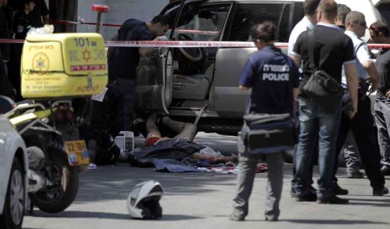 الشرطة الإسرائيلية أطلقت النار على الفلسطيني وأردته بعد تمكنه من دهس الشرطيتين الشرطة الإسرائيلية أطلقت النار على الفلسطيني وأردته بعد تمكنه من دهس الشرطيتين