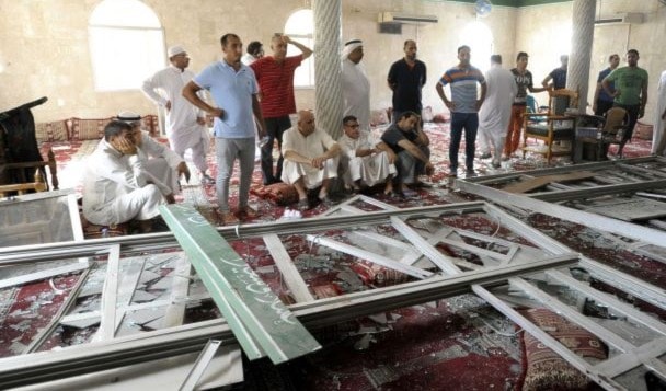 أهالي القطيف خرجوا في تظاهرات عفوية لتشييع الشهداء أهالي القطيف خرجوا في تظاهرات عفوية لتشييع الشهداء