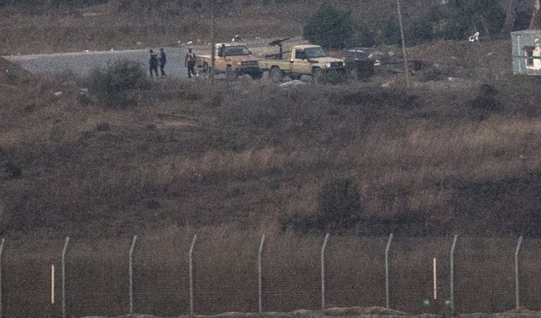 مجموعة من المسلحين السوريين على بعد أمتار عن السياج الفاصل مع الأراضي الفلسطينية المحتلة (أ ف ب) مجموعة من المسلحين السوريين على بعد أمتار عن السياج الفاصل مع الأراضي الفلسطينية المحتلة (أ ف ب)