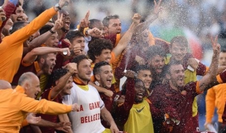 فرحة لاعبي روما بالفوز على لاتسيو فرحة لاعبي روما بالفوز على لاتسيو