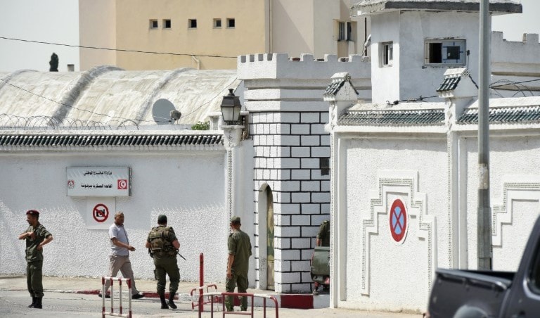 ثكنة بوشوشة شهدت مقتل 7 عسكريين بينهم مطلق النار (أ ف ب) ثكنة بوشوشة شهدت مقتل 7 عسكريين بينهم مطلق النار (أ ف ب)