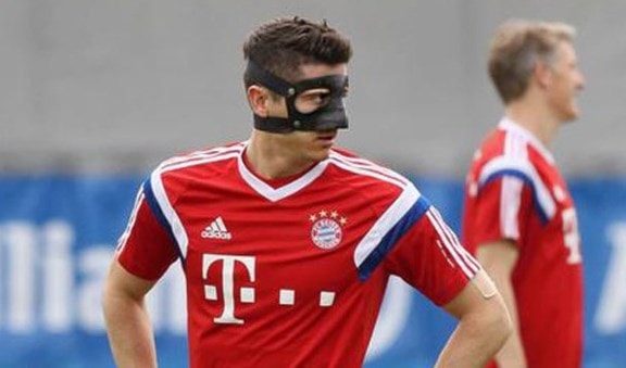 عاد ليفاندوفسكي إلى تدريبات بايرن ميونيخ مرتدياً قناعاً عاد ليفاندوفسكي إلى تدريبات بايرن ميونيخ مرتدياً قناعاً