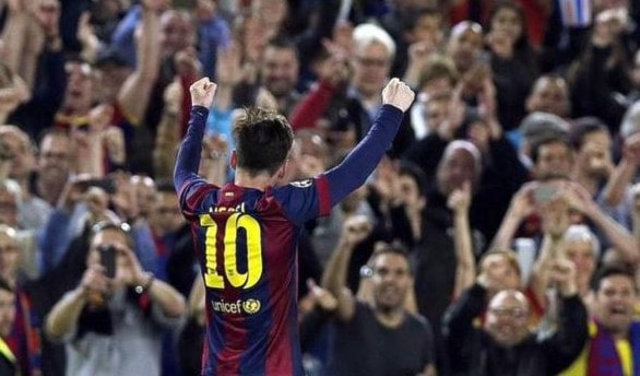 ميسي يلقي التحية على جماهير برشلونة عقب تسجيله أحد هدفيه ميسي يلقي التحية على جماهير برشلونة عقب تسجيله أحد هدفيه