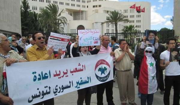 من تظاهرة مطالبة بإعادة السفير السوري إلى تونس من تظاهرة مطالبة بإعادة السفير السوري إلى تونس