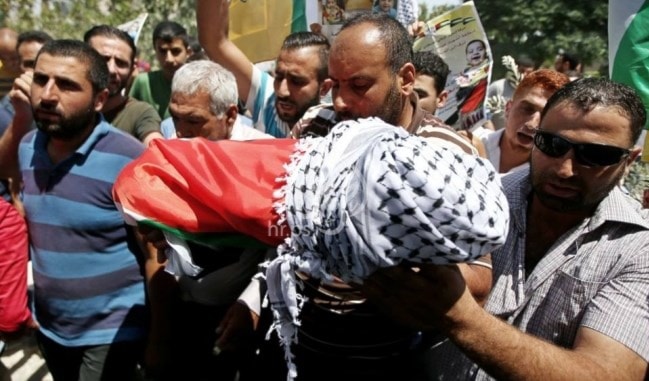 الفلسطينيون شيّعوا جثمان الطفل الدوابشة وسط غضب شعبي الفلسطينيون شيّعوا جثمان الطفل الدوابشة وسط غضب شعبي