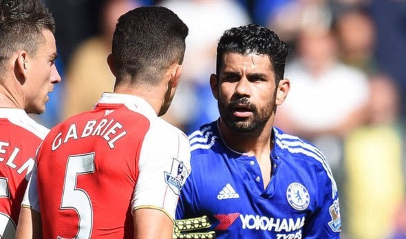 دييغو كوستا خلال مشادته مع غابريال باوليستا دييغو كوستا خلال مشادته مع غابريال باوليستا