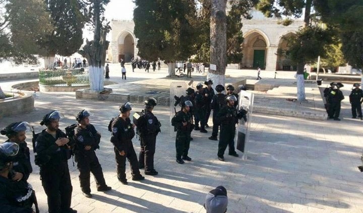 المصلون الفلسطينيون نجحوا في صد قوات الاحتلال المصلون الفلسطينيون نجحوا في صد قوات الاحتلال