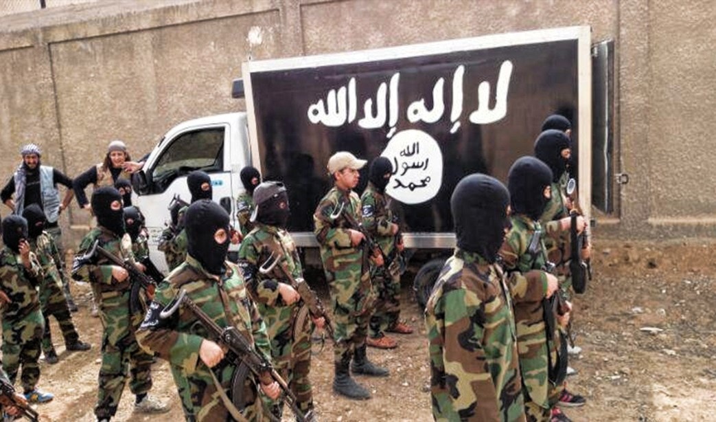 داعش تدرب فتياناً على حمل السلاح والقتل داعش تدرب فتياناً على حمل السلاح والقتل
