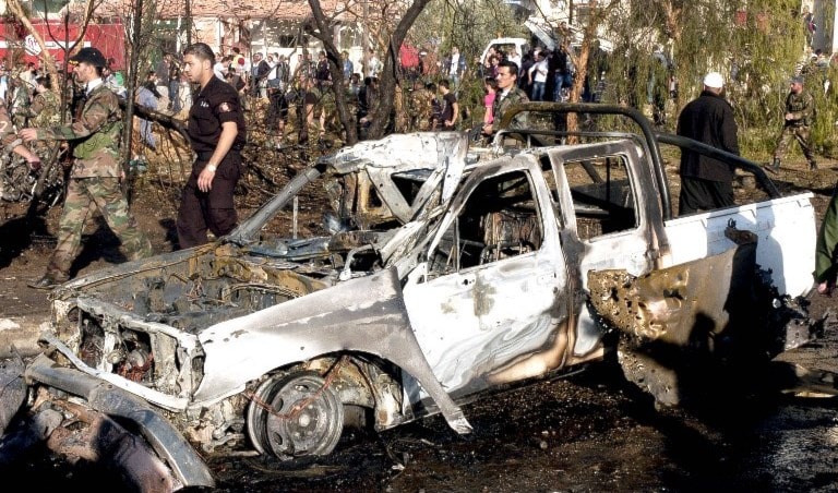 صورة تعود إلى نوفمبر تشرين الثاني من العام 2013 وتظهر آثار تفجير انتحاري خارج مقر حكومي في السويداء (أ ف ب) صورة تعود إلى نوفمبر تشرين الثاني من العام 2013 وتظهر آثار تفجير انتحاري خارج مقر حكومي في السويداء (أ ف ب)