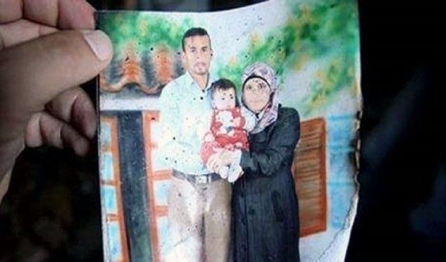 استشهد الأب والأم والرضيع لدى حرق المستوطنين لمنزل عائلة الدوابشة استشهد الأب والأم والرضيع لدى حرق المستوطنين لمنزل عائلة الدوابشة