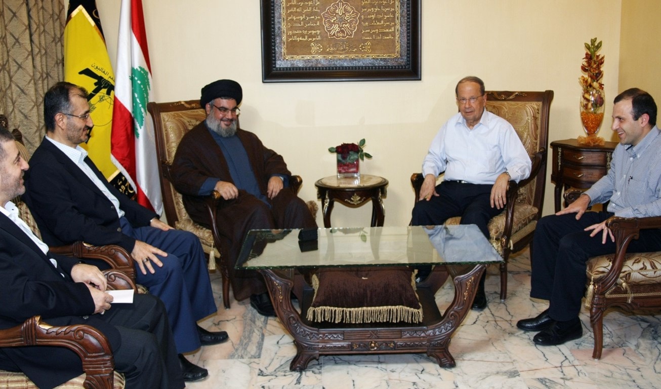 بعد الانسحاب السوري من لبنان عاد عون كمنتصر وتحول إلى الزعيم الاكثر شعبية لدى الموارنة بعد الانسحاب السوري من لبنان عاد عون كمنتصر وتحول إلى الزعيم الاكثر شعبية لدى الموارنة