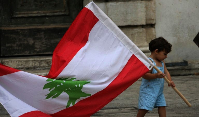 في الجزء الآخر من المشهد، أصوات مواطنين لا يعنيهم القصر، ولا من بداخله.. في الجزء الآخر من المشهد، أصوات مواطنين لا يعنيهم القصر، ولا من بداخله..