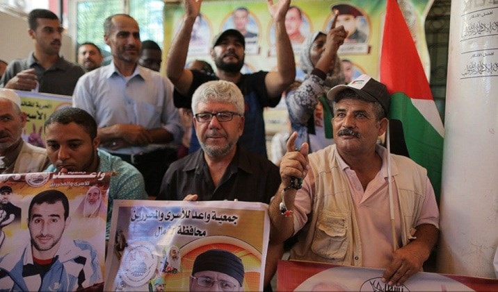 فلسطينيون متضامنون مع الأسيرين أبو فارة وشديد فلسطينيون متضامنون مع الأسيرين أبو فارة وشديد