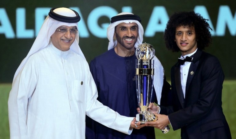 عبد الرحمن متسلماً الجائزة من رئيس الاتحاد الآسيوي سلمان بن ابراهيم آل خليفة (أ ف ب) عبد الرحمن متسلماً الجائزة من رئيس الاتحاد الآسيوي سلمان بن ابراهيم آل خليفة (أ ف ب)