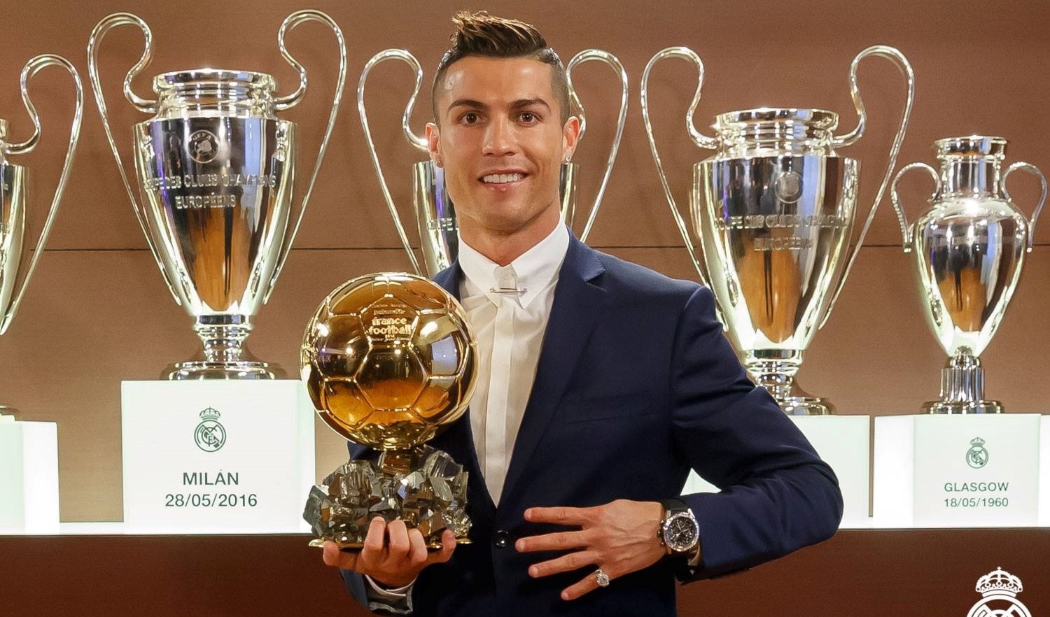 رونالدو حقق إنجازاً غير متوقع بالتتويج مع البرتغال بكأس أوروبا 2016 (صفحة ريال مدريد على فايسبوك) رونالدو حقق إنجازاً غير متوقع بالتتويج مع البرتغال بكأس أوروبا 2016 (صفحة ريال مدريد على فايسبوك)
