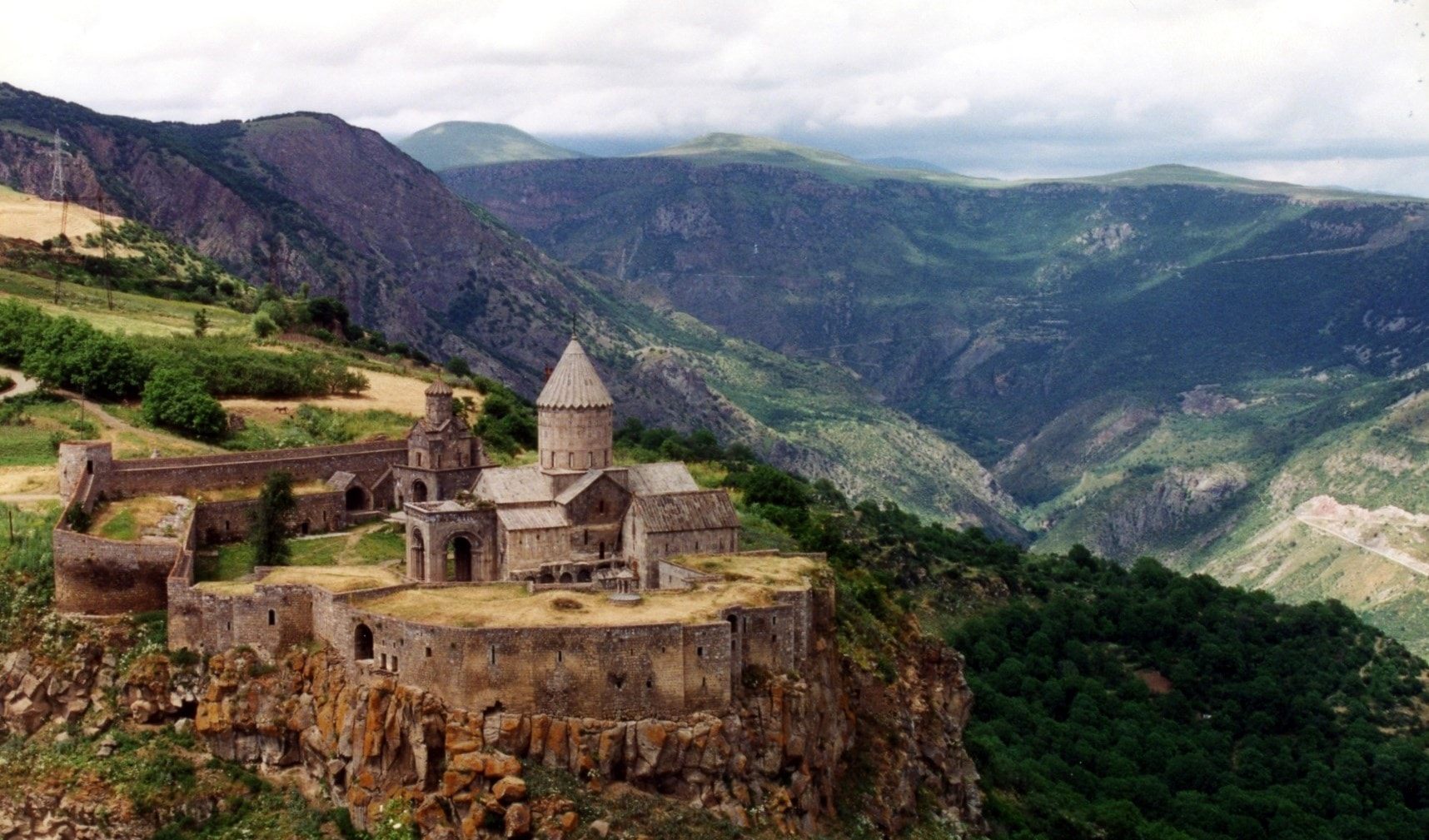 يقع الجبل الموقّر في عُلاه على مُفترق طريق اقليمي عجيب يقع الجبل الموقّر في عُلاه على مُفترق طريق اقليمي عجيب