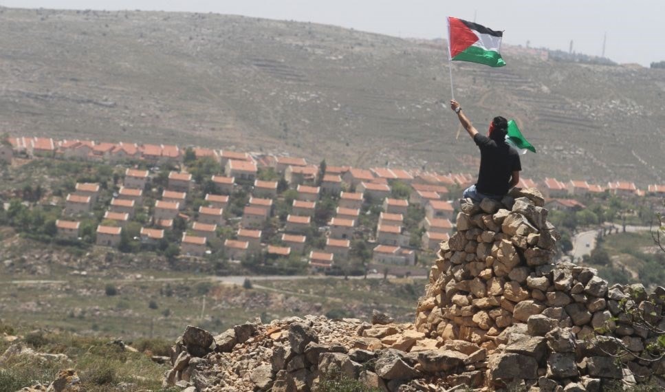 عام 2000: رفض الرئيس الفلسطيني ياسر عرفات اقتراح التسوية الذي قدمه رئيس الحكومة إيهود باراك عام 2000: رفض الرئيس الفلسطيني ياسر عرفات اقتراح التسوية الذي قدمه رئيس الحكومة إيهود باراك