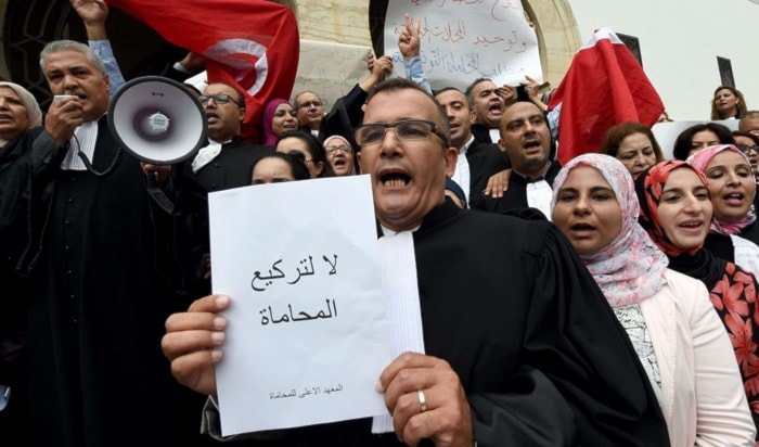 عميد المحامين التونسيين: الحكومة تريد إلجام أفواه المحاميين عبر فرض هذه "العقوبات الجبائية" عميد المحامين التونسيين: الحكومة تريد إلجام أفواه المحاميين عبر فرض هذه "العقوبات الجبائية"