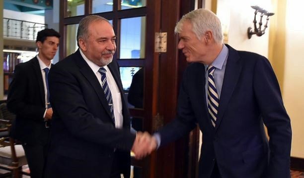 ليبرمان: ليس لدينا نية بالتورط في سوريا، لكننا نعمل لمنع تهريب سلاح متطور من سوريا إلى حزب الله ليبرمان: ليس لدينا نية بالتورط في سوريا، لكننا نعمل لمنع تهريب سلاح متطور من سوريا إلى حزب الله