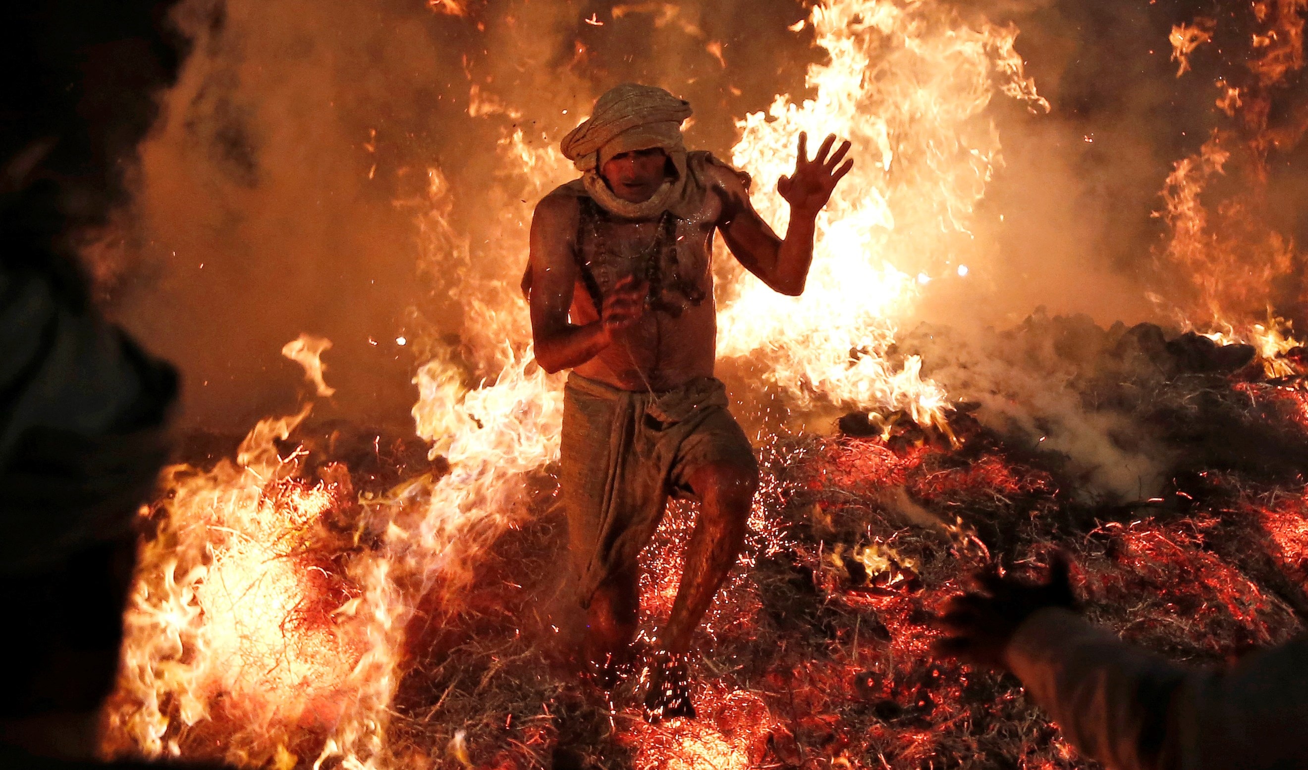 عمل رجال الإطفاء والشرطة طوال الليل لإخماد النيران في المعبد ونقل المصابين. عمل رجال الإطفاء والشرطة طوال الليل لإخماد النيران في المعبد ونقل المصابين.